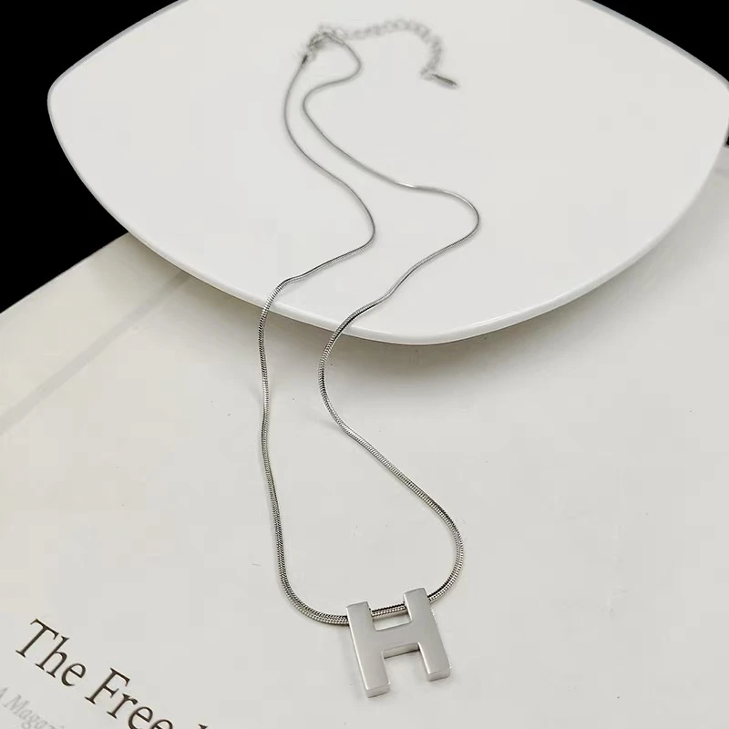 钛钢项链 A-85-H字母蛇骨链百搭小众简约经典坠链