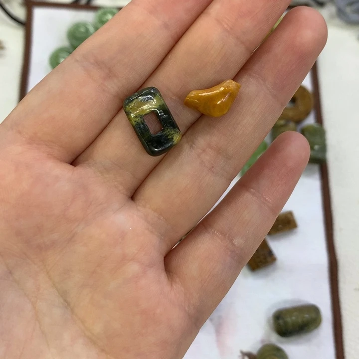 浅***然岫岩河磨玉（透闪石质玉）未镶嵌挂件