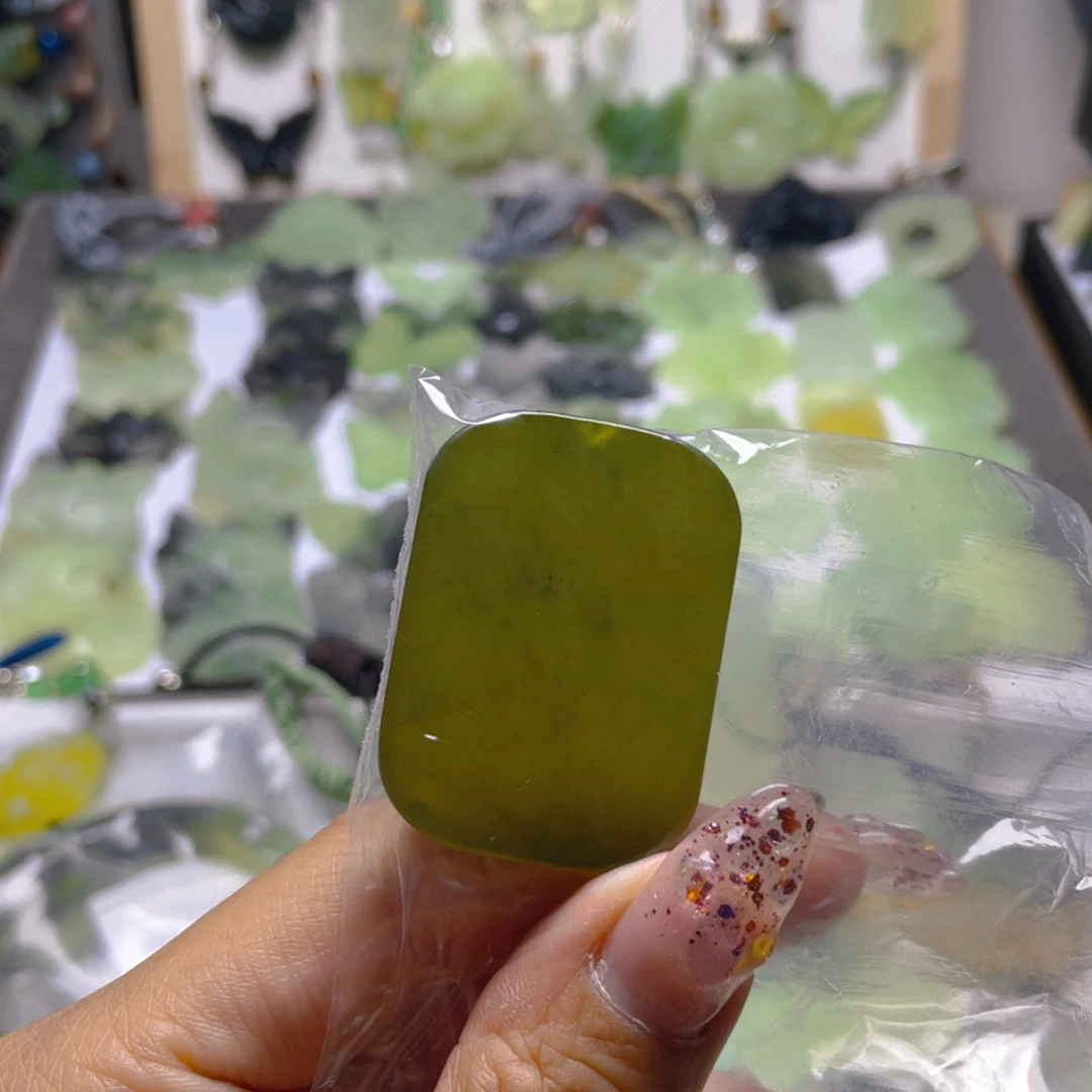 小***姑蛇纹石玉未镶嵌颈饰