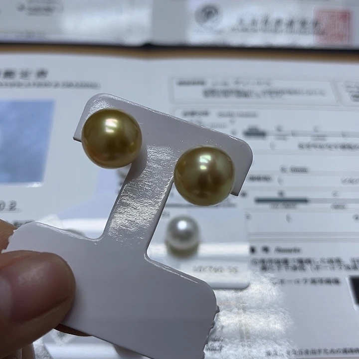 18K金镶嵌海水珍珠耳饰