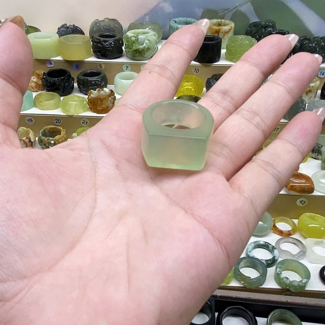 老***，岫玉未镶嵌天然玉石戒指