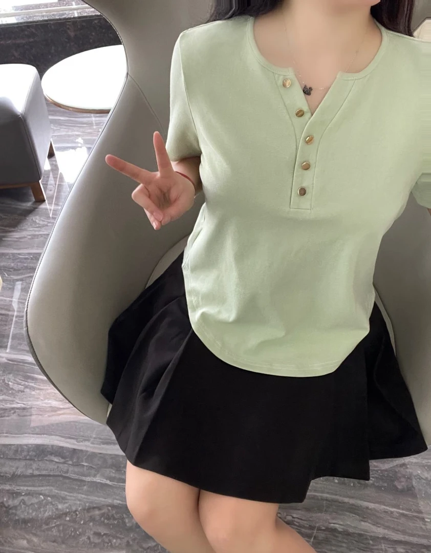 胖MM浩元 48大码夏季显瘦宽松百搭气质T恤小众设计感韩版v领纽扣