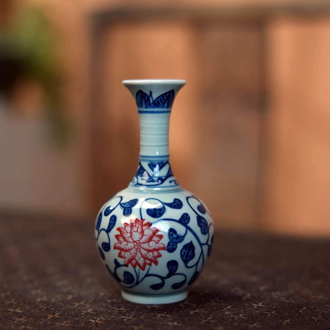 手绘缠枝莲花瓶ds2161