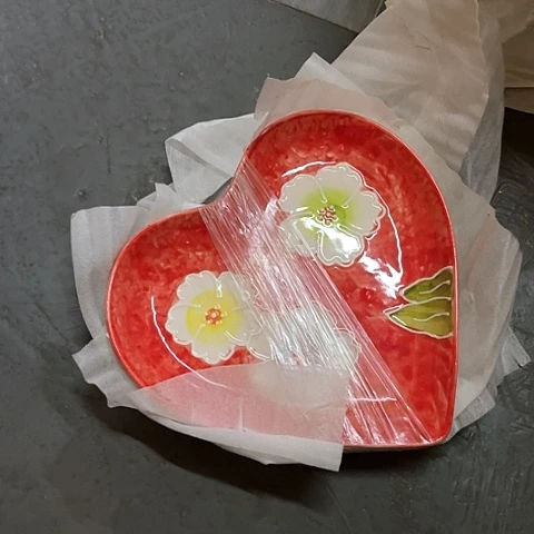 微瑕，不能明火，口径19高度3，2个桃心红