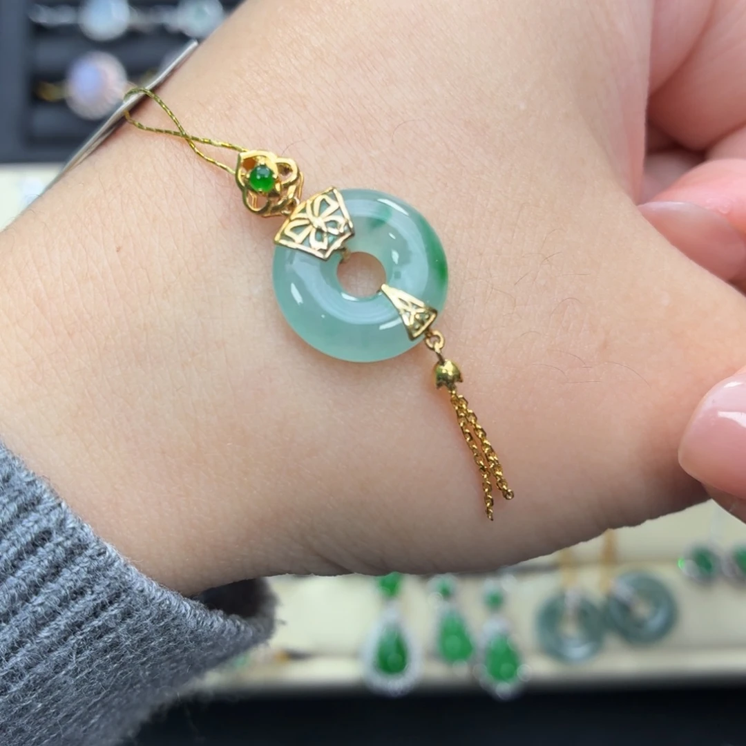 翡翠18K金镶嵌颈饰