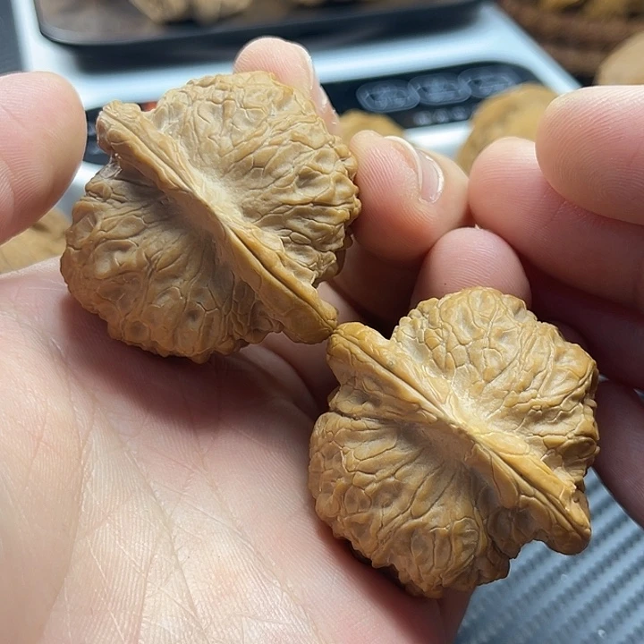 文玩核桃把件44全品血麒麟（头微微黄）