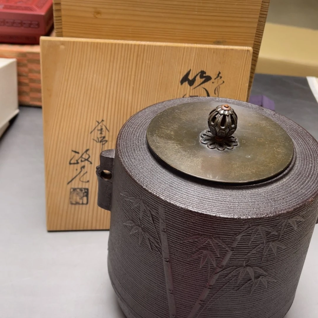 瓷片密密麻麻地排列着