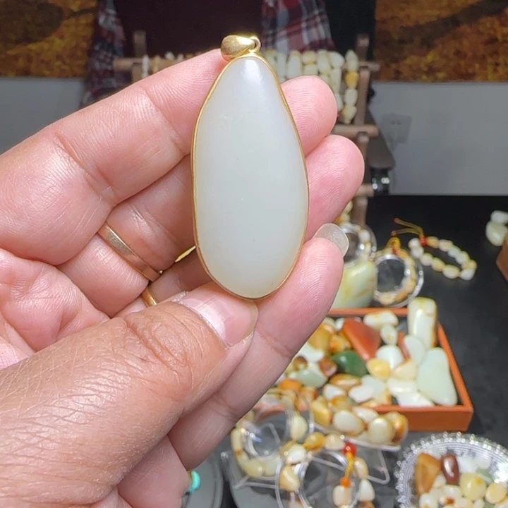 和田玉吊坠(不含链)18K金镶嵌19.3克