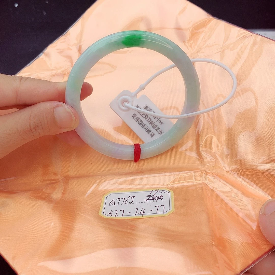 翡翠手镯未镶嵌翡翠