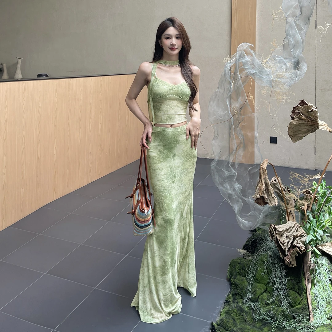 【绿野仙踪】纯欲小清新显白套装2025修身露脐吊带包臀长裙两件套
