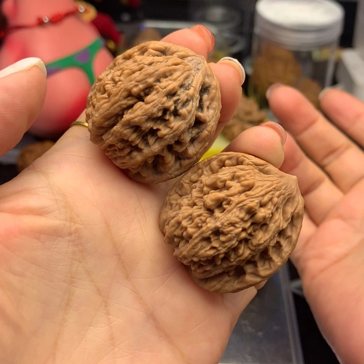 文玩核桃吊坠虎头