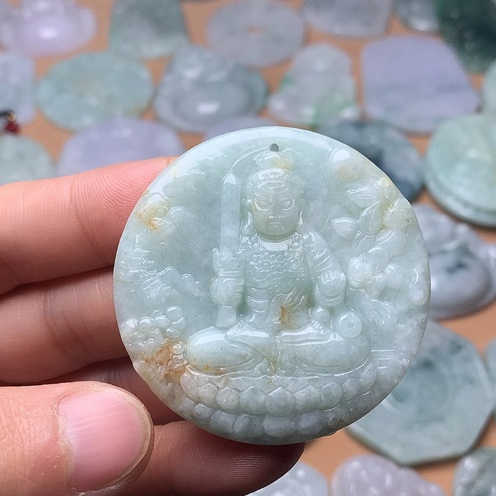 翡翠未镶嵌颈饰不动明王