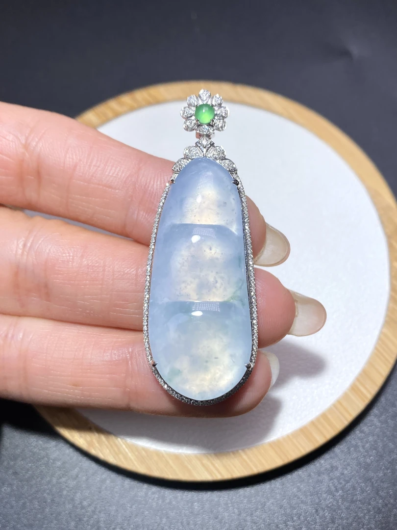 特价18k金镶嵌缅甸翡翠冰种荧光飘花大福豆吊坠翡翠吊坠