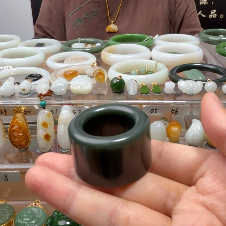 和田玉（墨玉）戒指未镶嵌墨青羊脂玉扳指，天花板