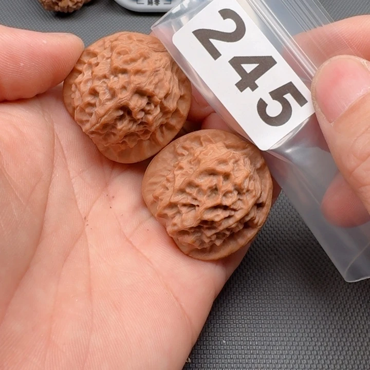 文玩核桃把件黄**女瓷娃娃