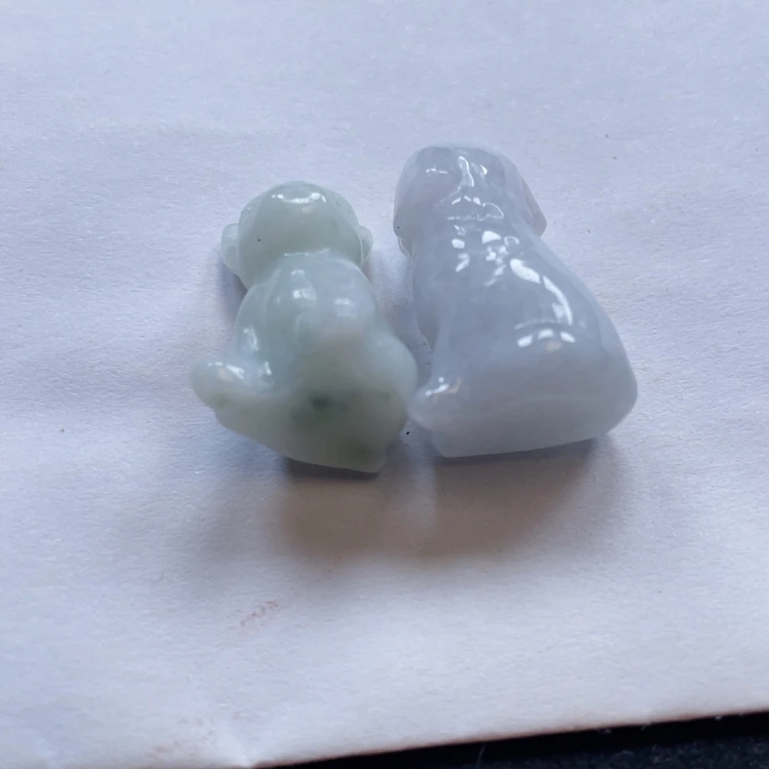 在***诗翡翠未镶嵌颈饰一对小狗