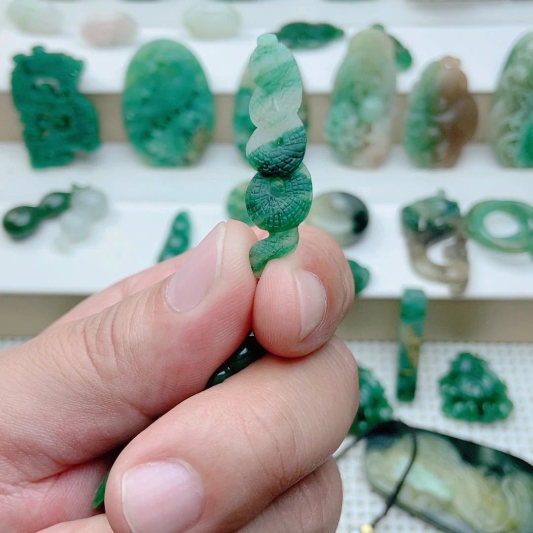 独山玉未镶嵌挂件