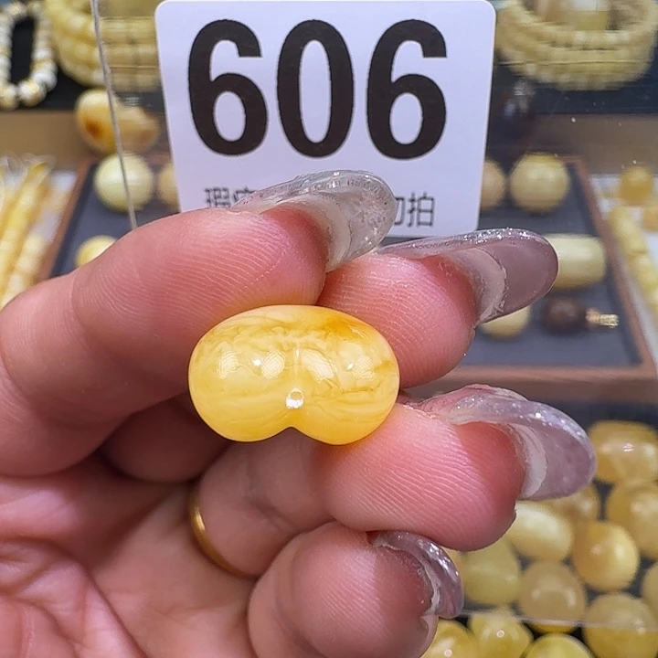 琥珀未镶嵌裸石16.1×12.9×9.7