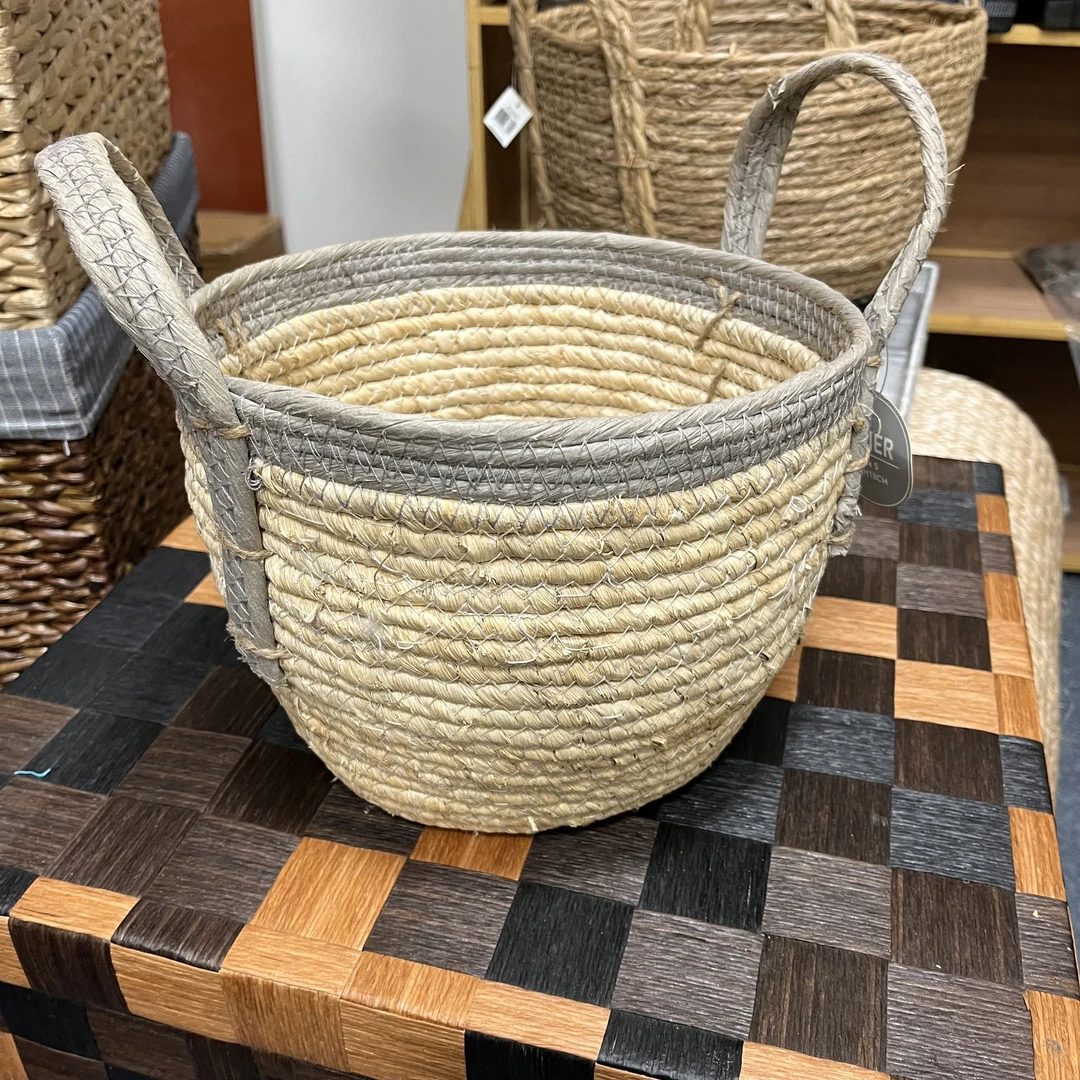 1216号玉米皮编制收纳筐直径23高17（有瑕疵介意勿拍）