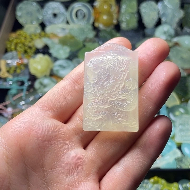 蛇纹石玉合金颈饰龙牌