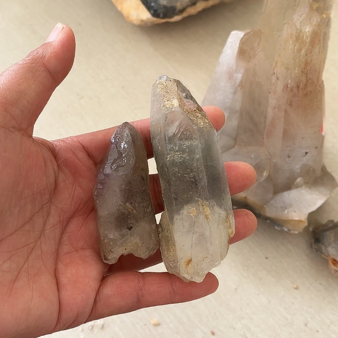 天然水晶原石簇未镶嵌水晶猎****张