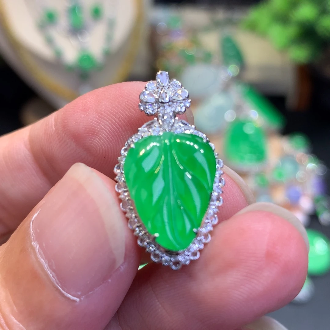 颈饰18K金镶嵌翡翠