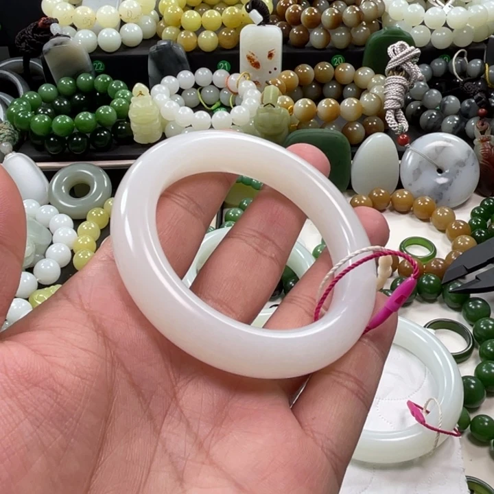 呜***比和田玉未镶嵌手镯