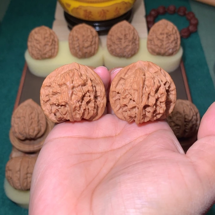 核桃文玩核桃把件龙血马蹄