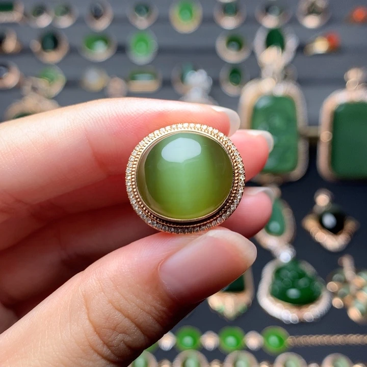 18K金镶嵌戒指和田玉