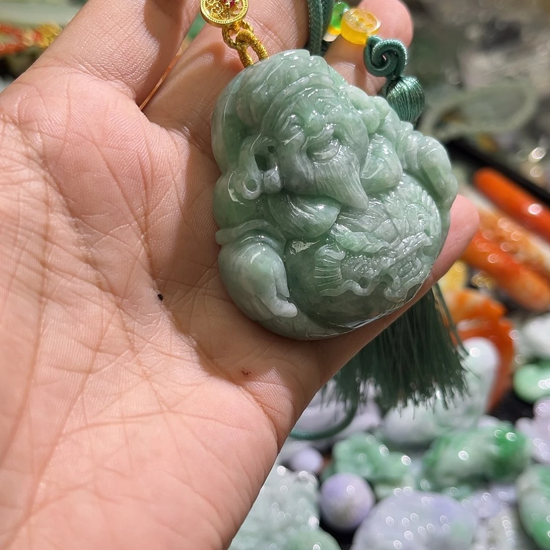 翡翠未镶嵌颈饰待编织