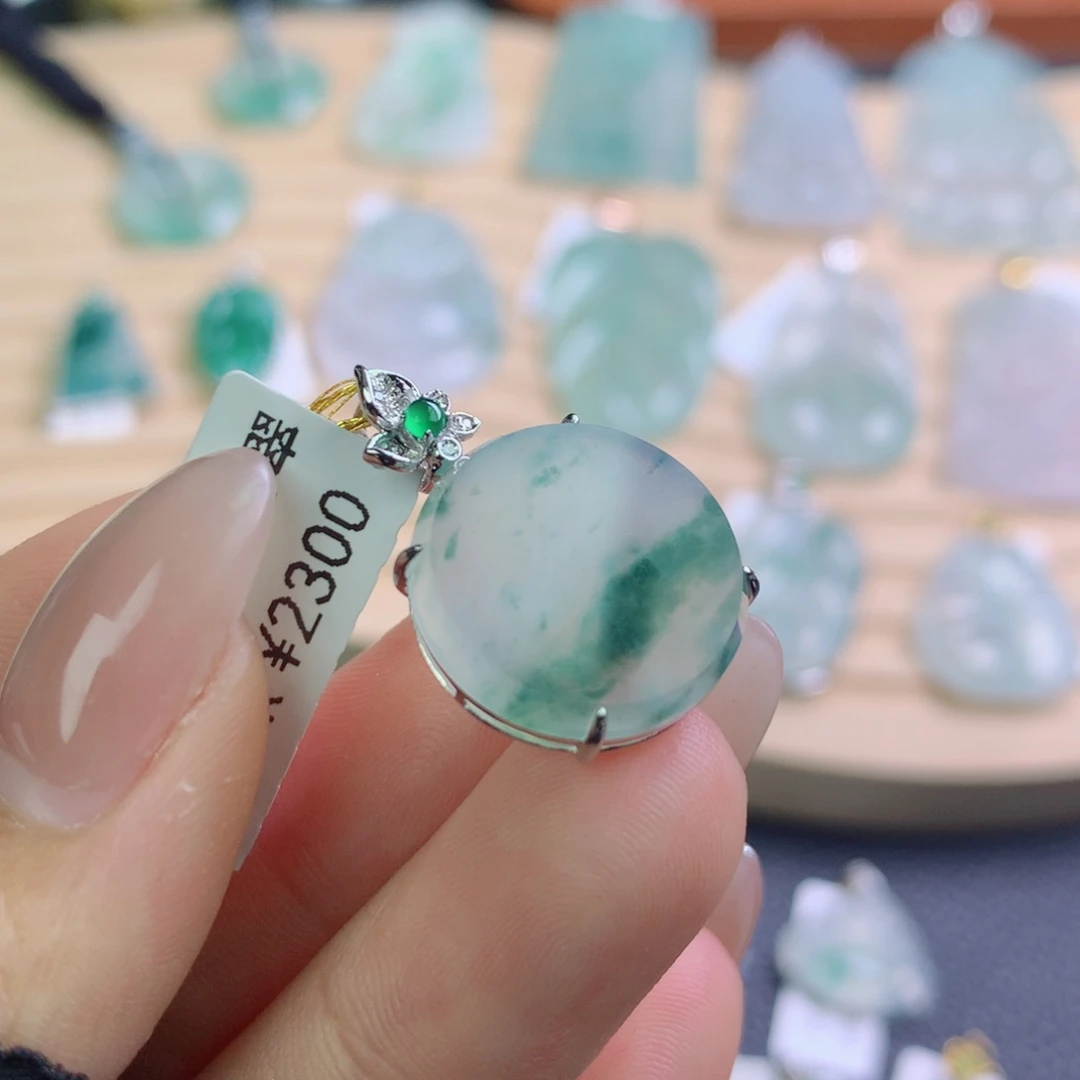 翡翠18K金镶嵌颈饰翡翠吊坠