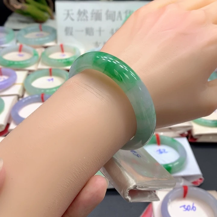 翡翠手镯未镶嵌翡翠