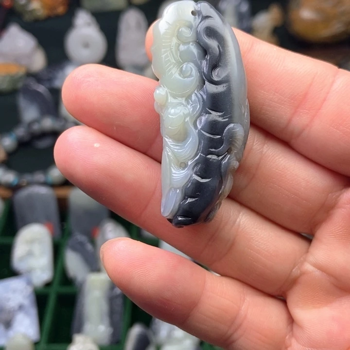 三***猫和田玉未镶嵌颈饰