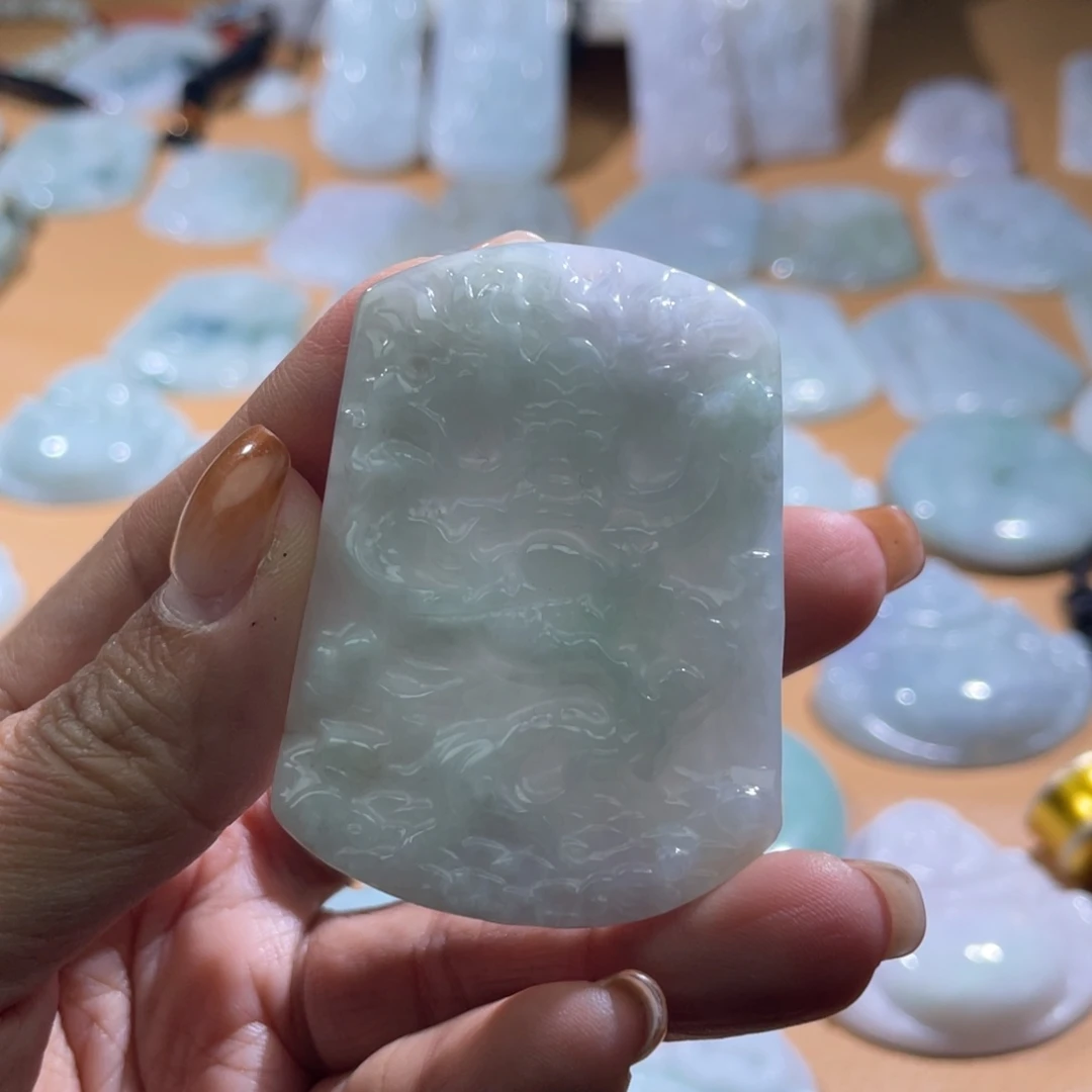 翡翠未镶嵌颈饰龙牌