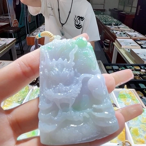 翡翠未镶嵌颈饰一个