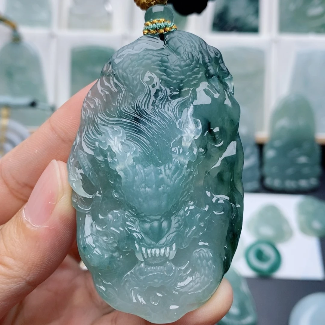 訫***秋翡翠未镶嵌颈饰大龙