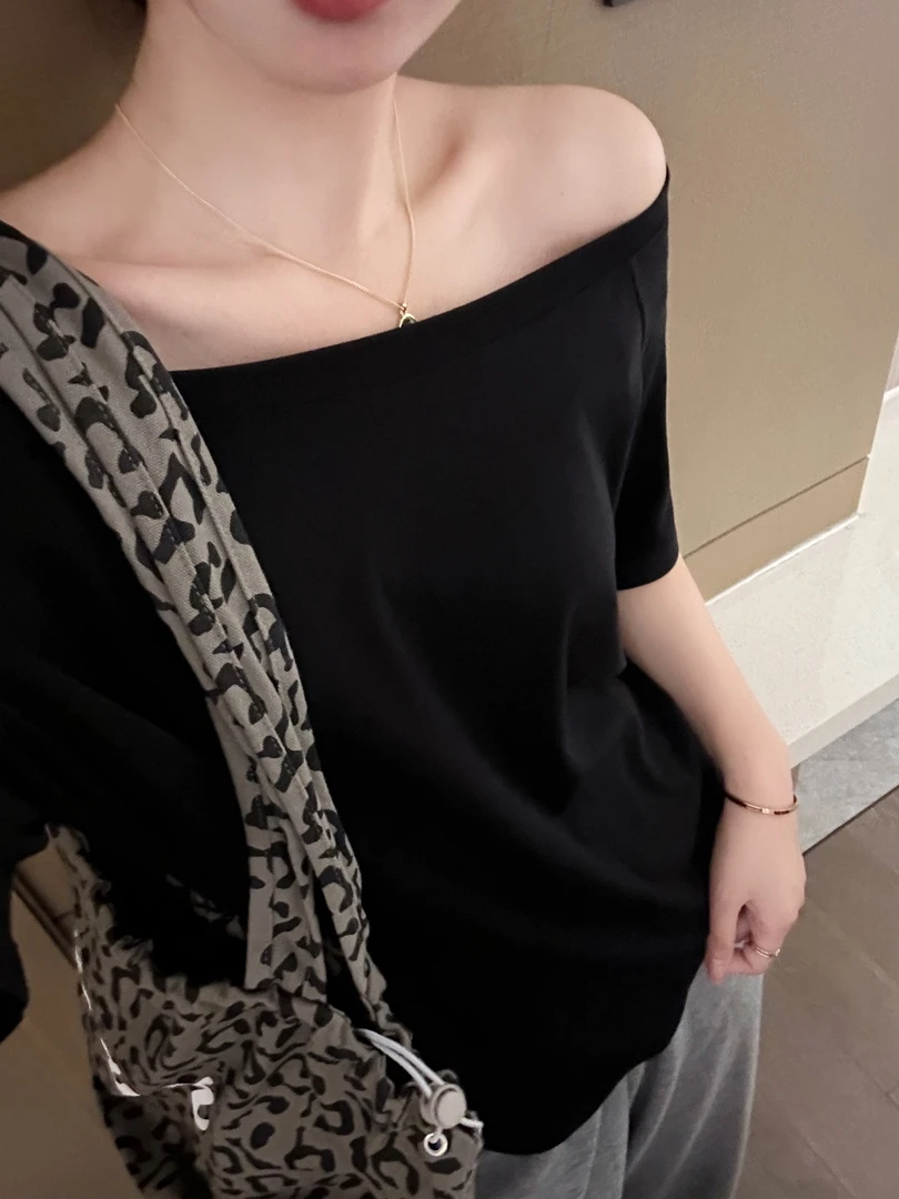 黑色斜领露肩短袖T恤女宽松显瘦2025新款夏季打底衫甜辣洋气上衣