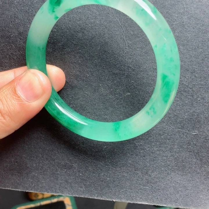 未镶嵌手镯石英质玉