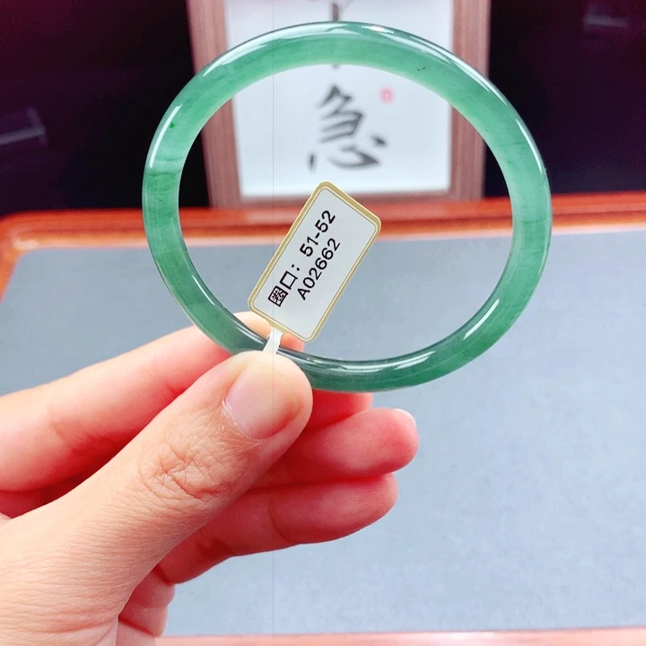 未镶嵌手镯翡翠圆镯