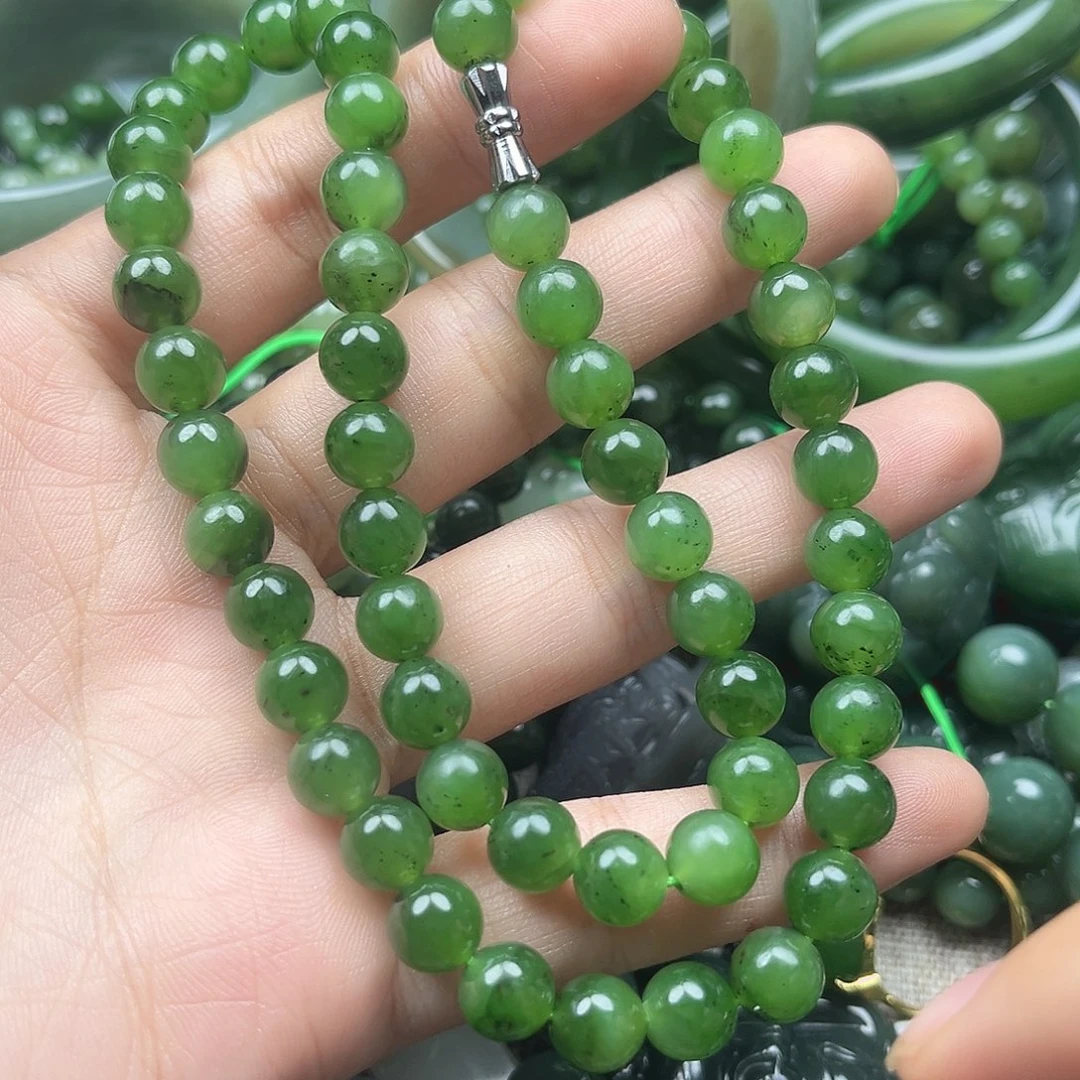 和田玉（碧玉）未镶嵌颈饰接受有微瑕疵的去拍。