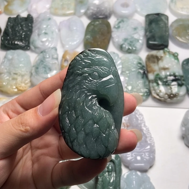 钰***苍翡翠未镶嵌颈饰鹰