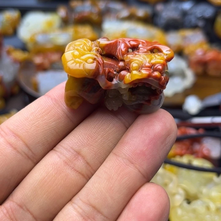 石英质玉（黄龙玉）未镶嵌颈饰