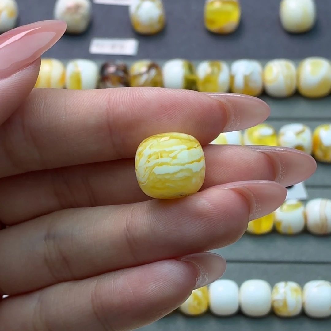 嗨***呀琥珀未镶嵌裸石蜜蜡