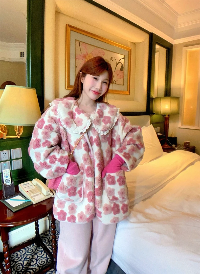 JENNIFER JXLIU 冬～甜美粉红色立体花朵羊羔毛娃娃领毛绒宽松外套