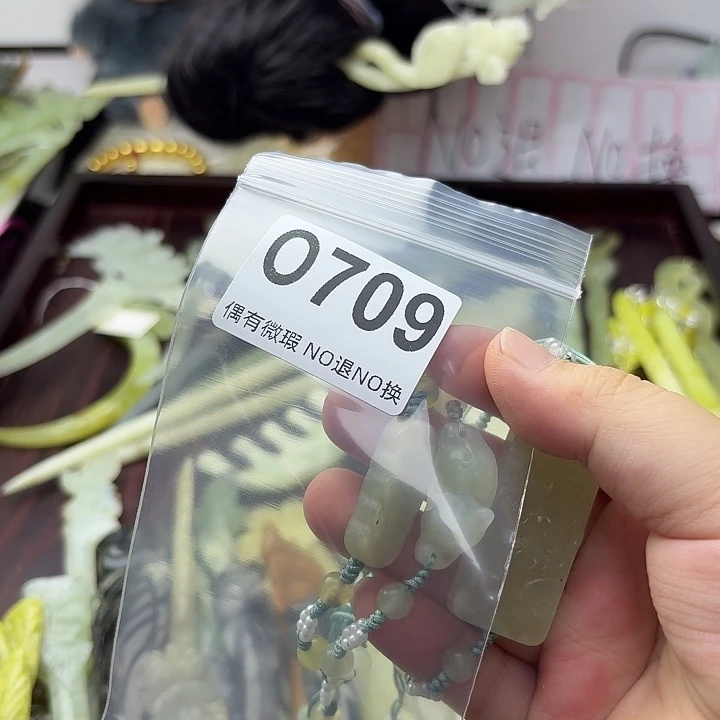 宛***鸿蛇纹石玉合金发饰