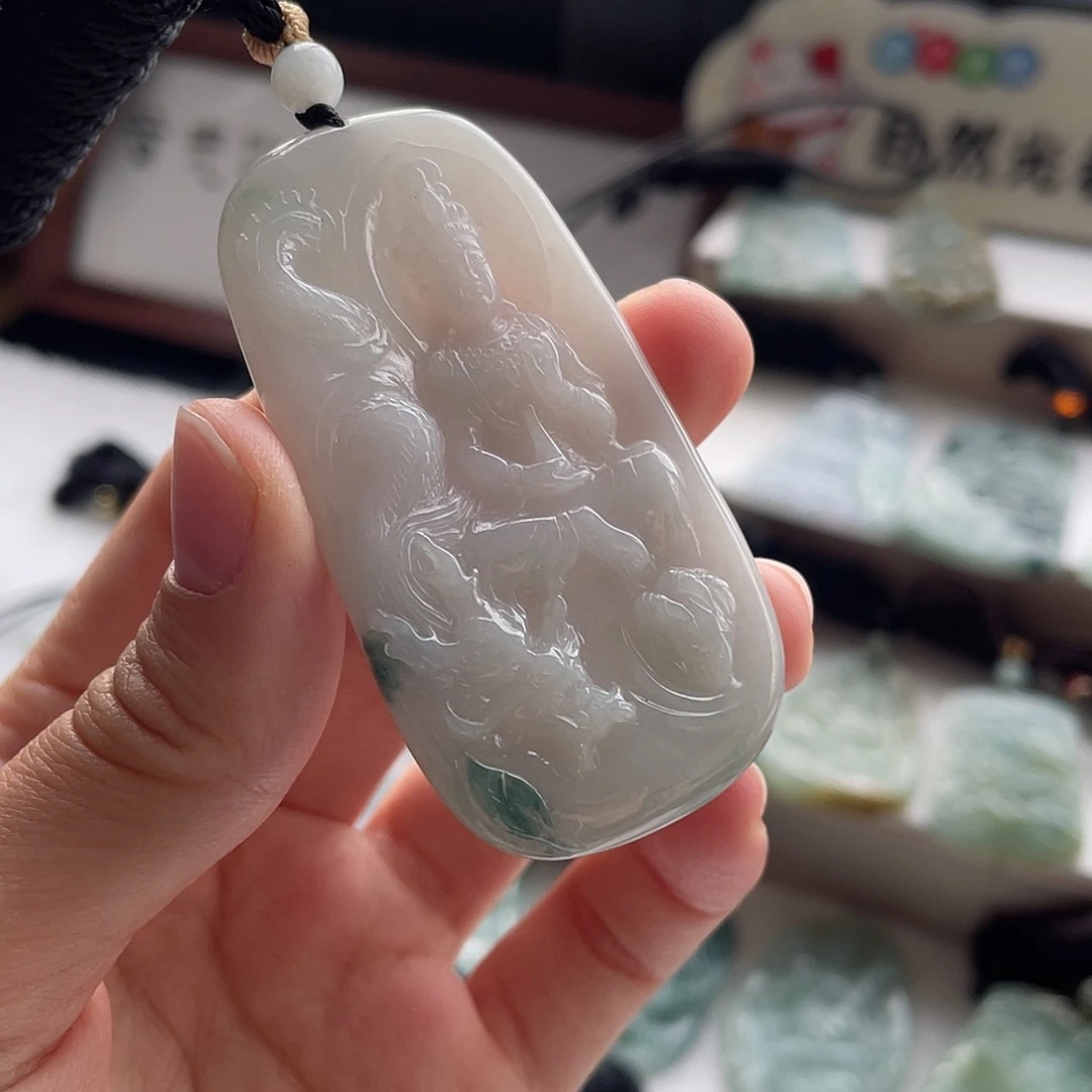 翡翠未镶嵌颈饰玉龙观音