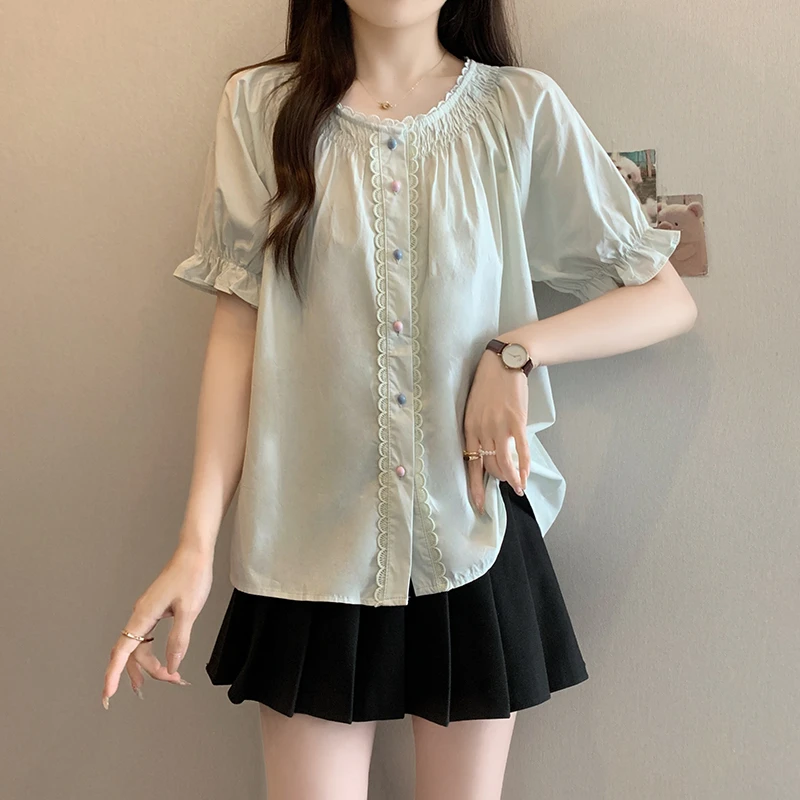 大码女装多巴胺彩色纽扣蕾丝花边小衫夏装新款微胖mm显瘦遮肚上衣