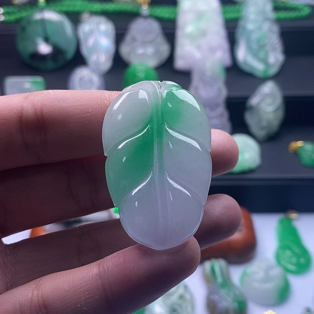 翡翠未镶嵌吊坠(赠链)