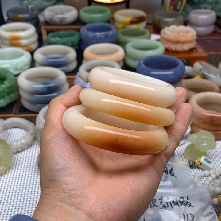 石英质玉（佘太翠）手镯未镶嵌