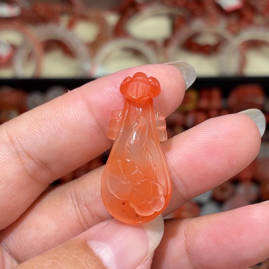 南红玛瑙未镶嵌颈饰琵琶
